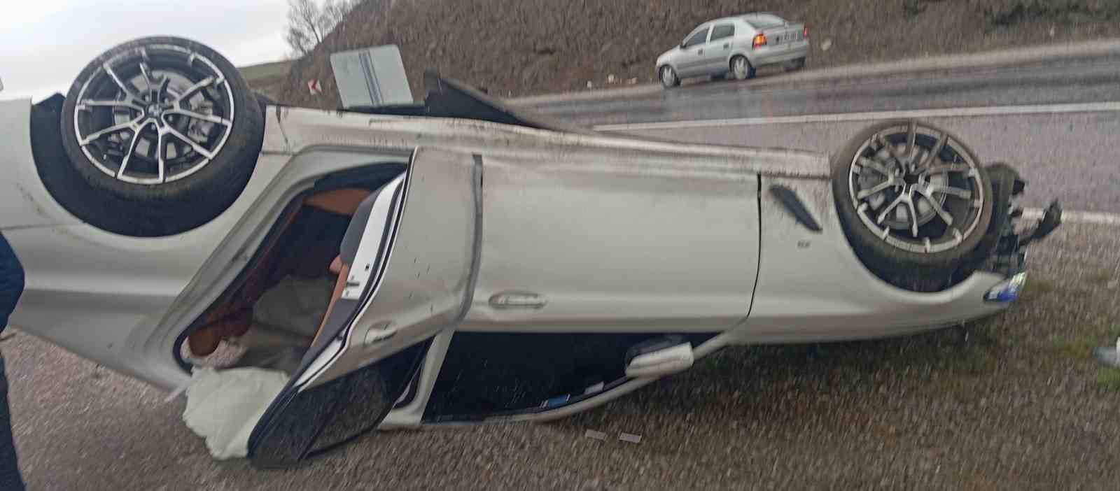 Yozgat’ta lüks otomobil takla attı: 3 yaralı