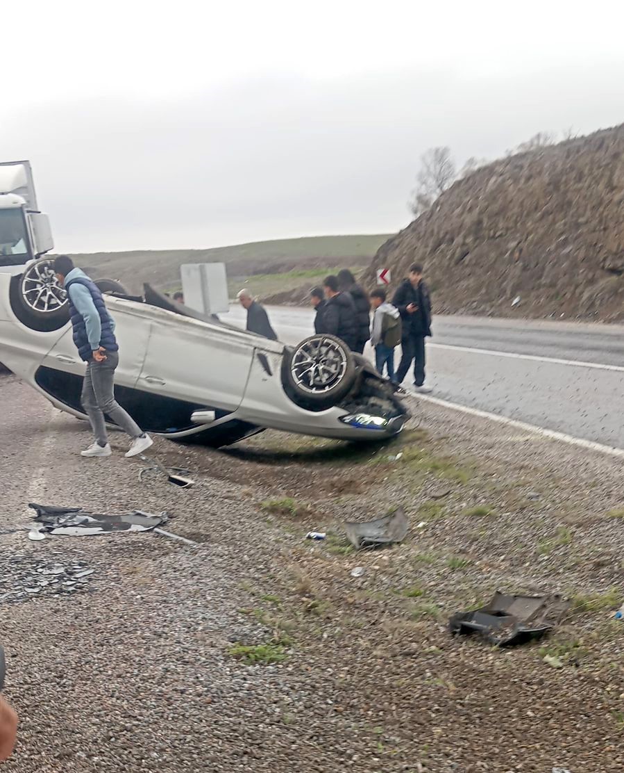 Yozgat&rsquo;ta l&uuml;ks otomobil takla attı: 3 yaralı

