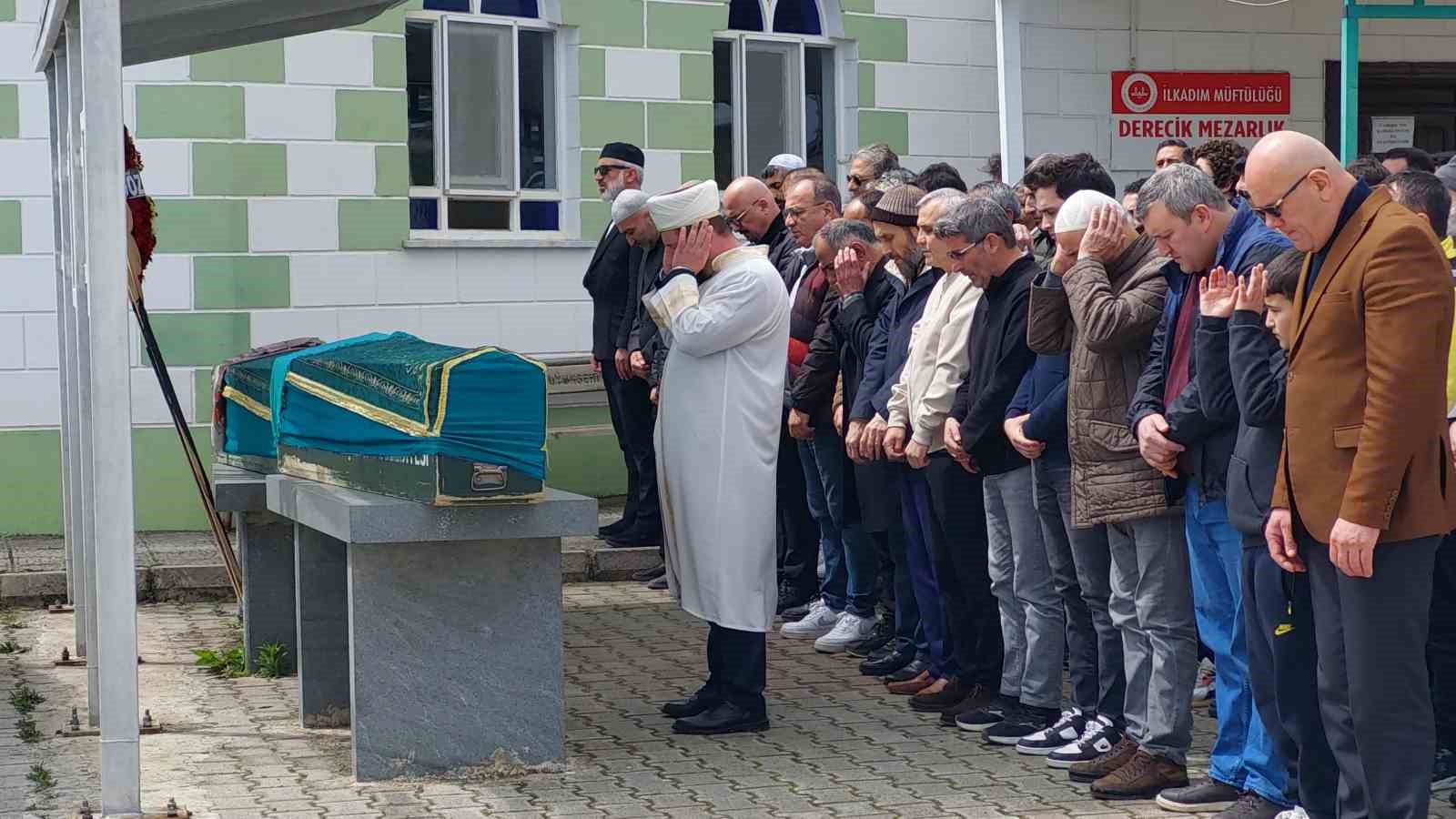 Kocasının sokak ortasında öldürdüğü 3 çocuk annesi kadın toprağa verildi