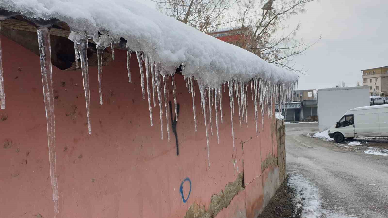 Başkale baharda dondu
