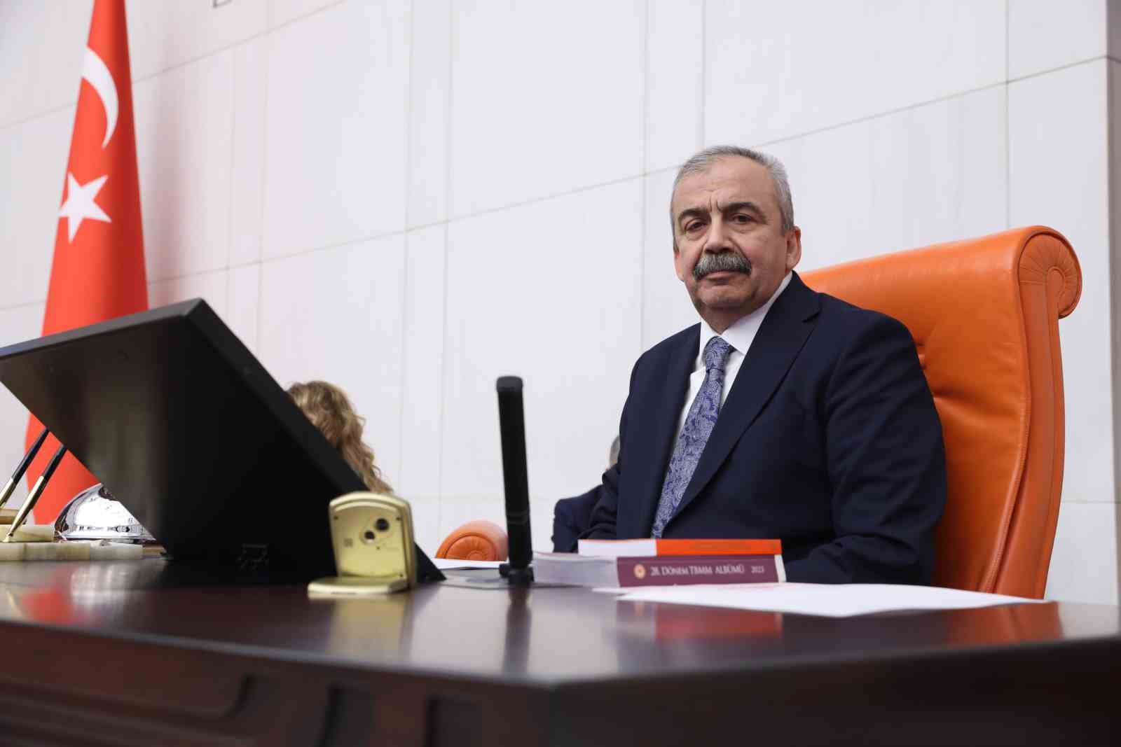 Ambulans ekibi TBMM Başkanvekili &Ouml;nder&rsquo;e 7 dakikada ulaştı
