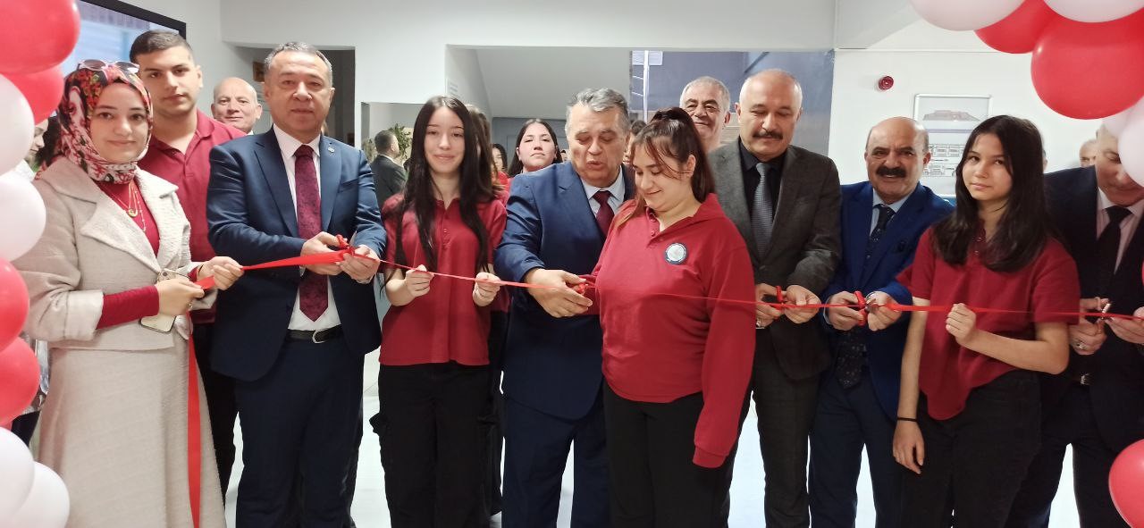 Protokol &uuml;yeleri ve eğitimciler k&uuml;t&uuml;phane a&ccedil;ılışında bir araya geldi
