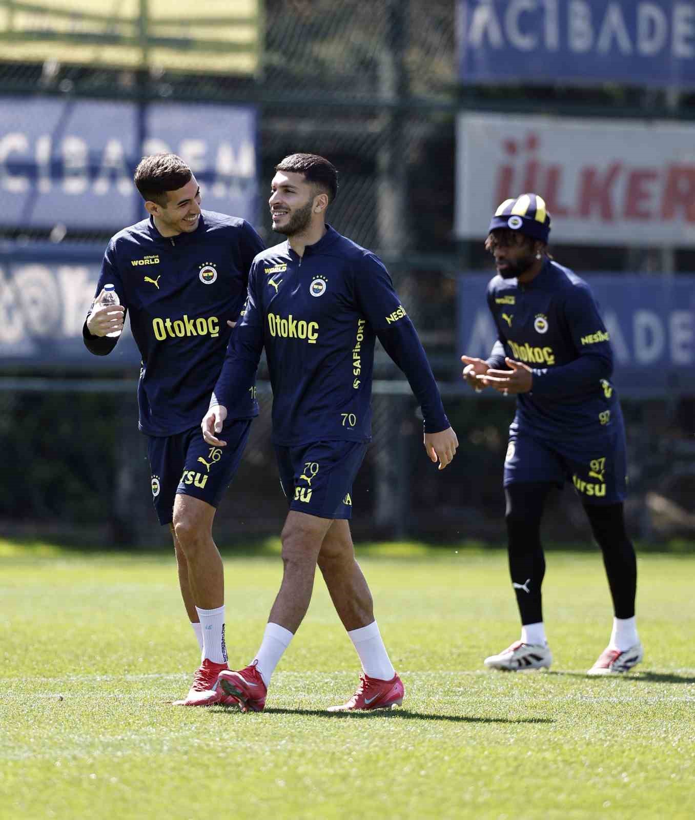 Fenerbah&ccedil;e, Kayserispor ma&ccedil;ı hazırlıklarını s&uuml;rd&uuml;rd&uuml;
