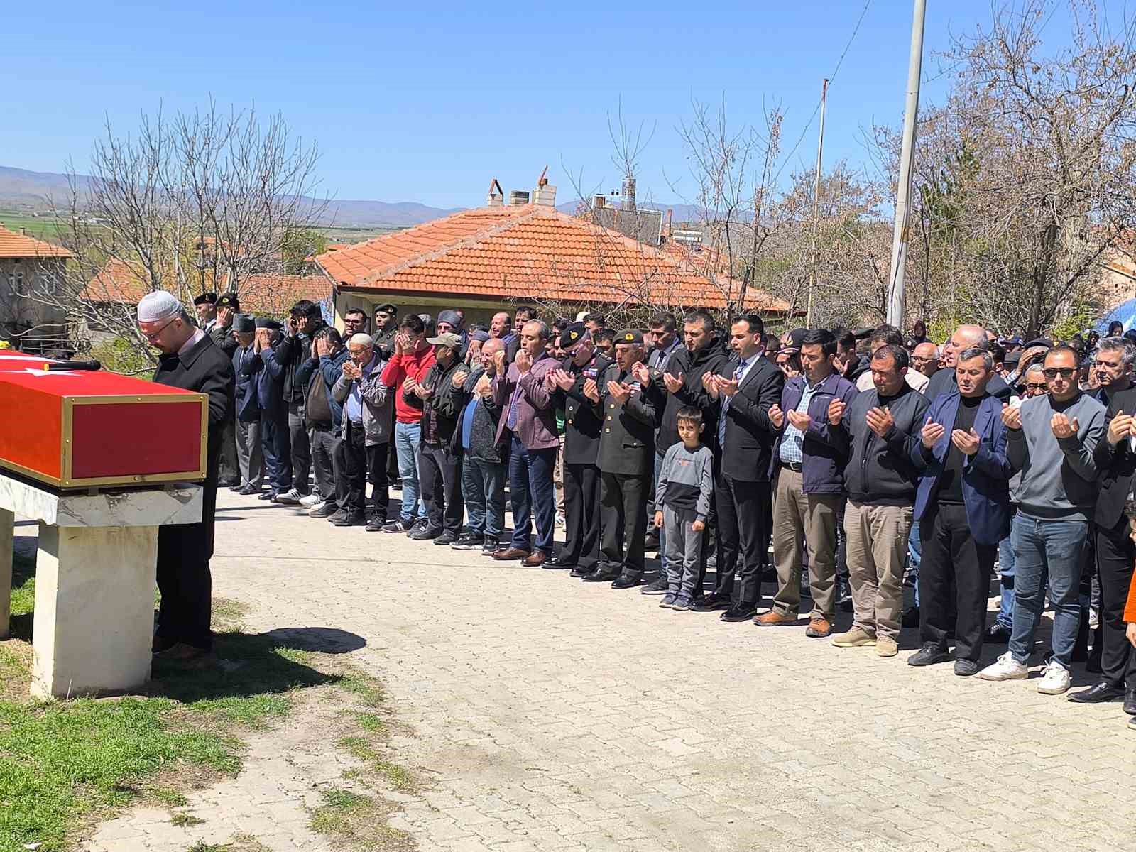 Vefat eden Kıbrıs gazisi askeri t&ouml;renle son yolculuğuna uğurlandı

