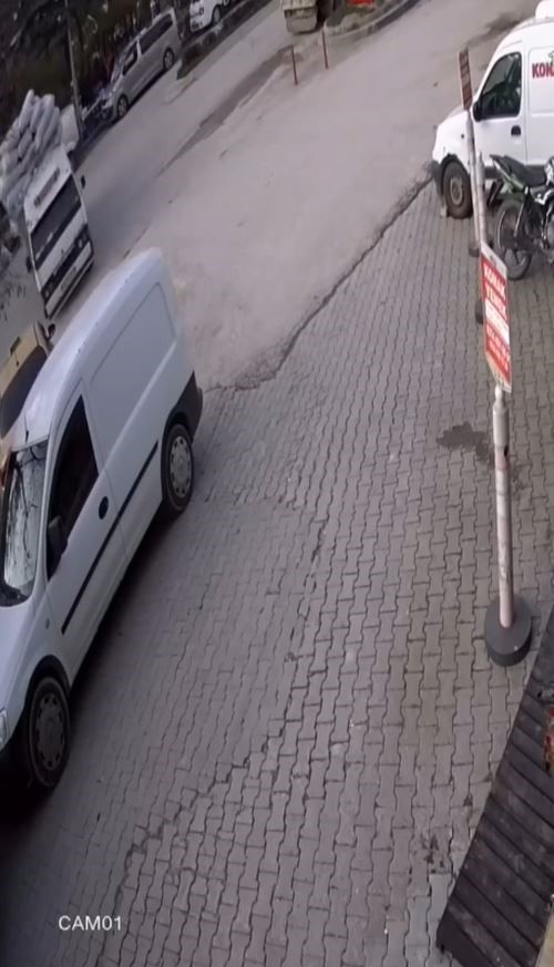 Çeltik çuvalı yüklü kamyon yan yattı