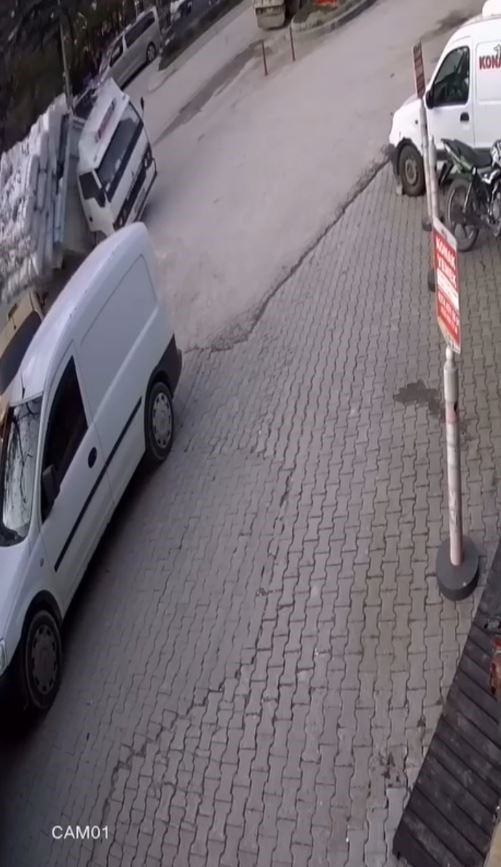 &Ccedil;eltik &ccedil;uvalı y&uuml;kl&uuml; kamyon yan yattı
