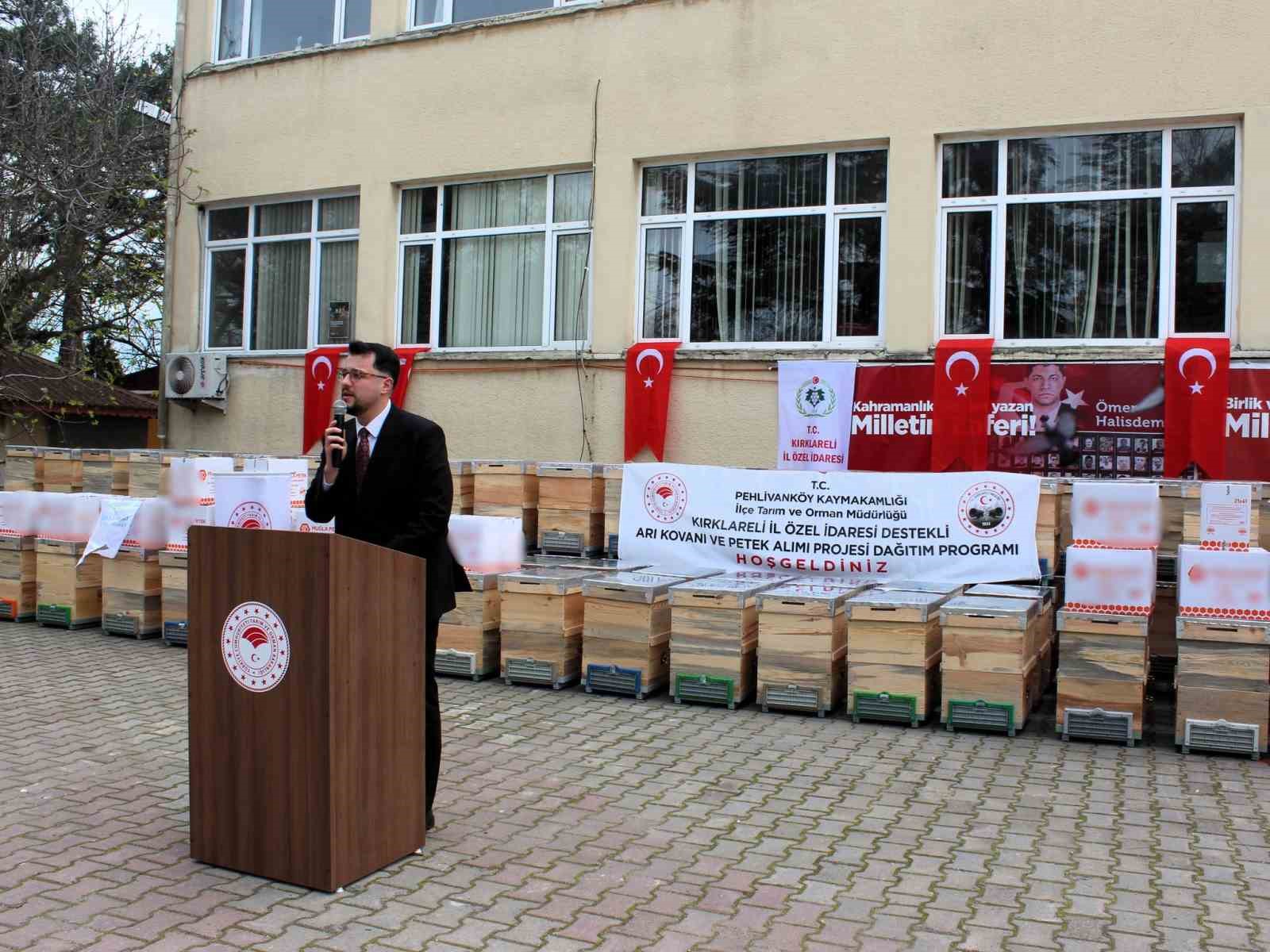 Kırklareli’nde arıcılara kovan ve petek dağıtıldı