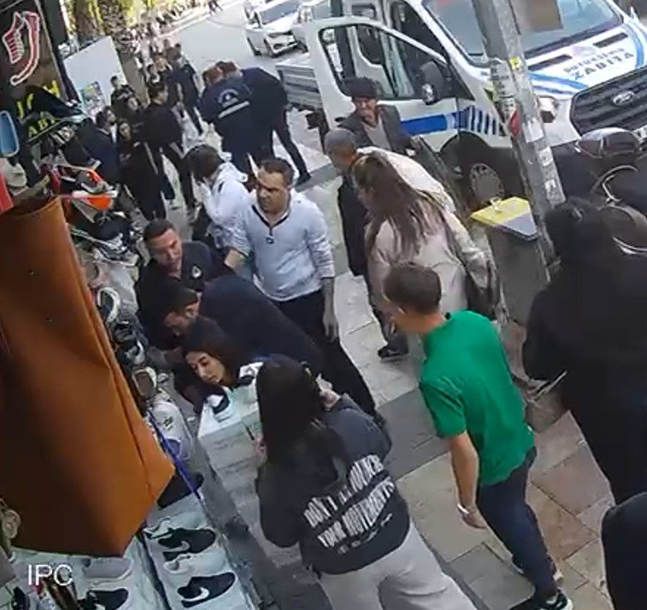 Denizli&rsquo;de esnaf ile zabıta arasında kaldırım işgali gerilimi
