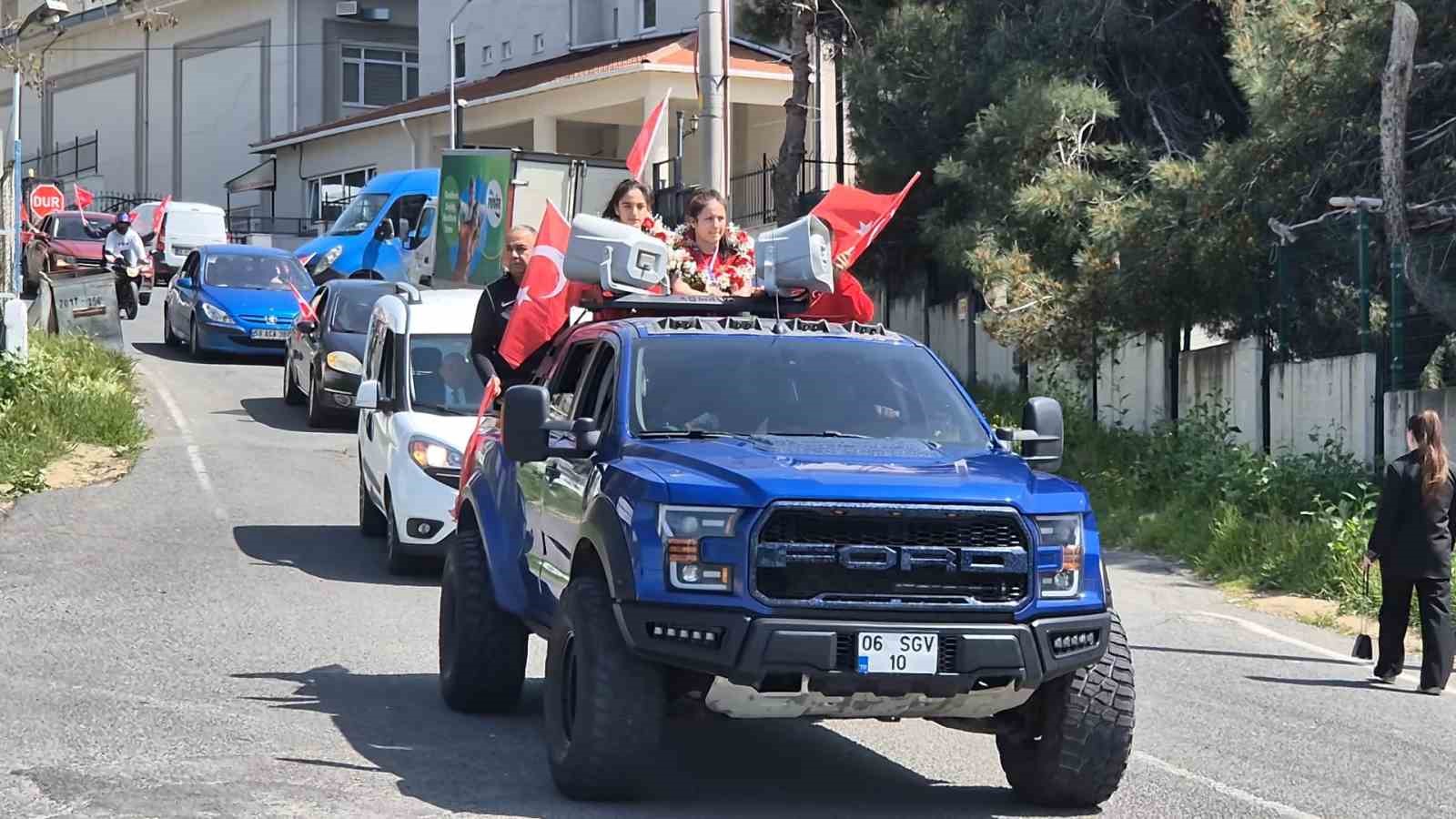 Şampiyon olan Tekirdağlı sporcular kentte coşkuyla karşılandı