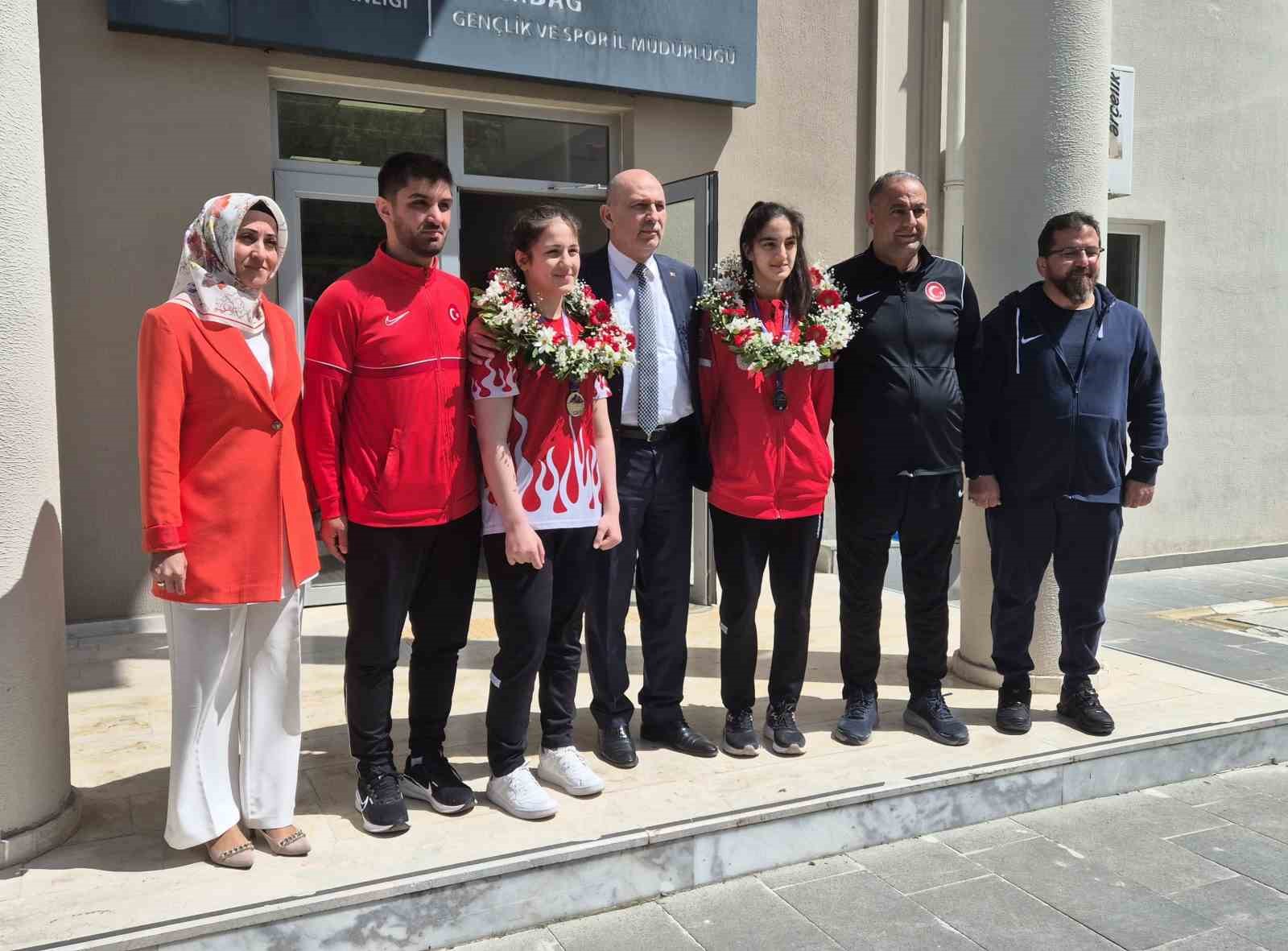 Şampiyon olan Tekirdağlı sporcular kentte coşkuyla karşılandı
