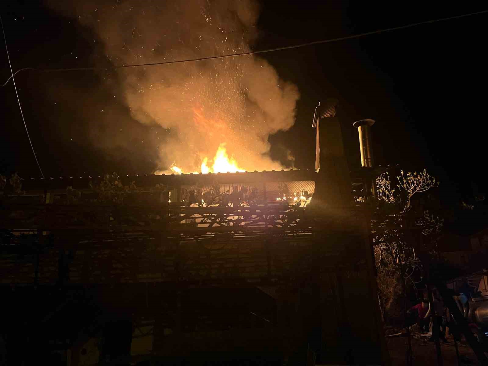 Antalya’da 2 katlı ev alev alev yanıp küle döndü