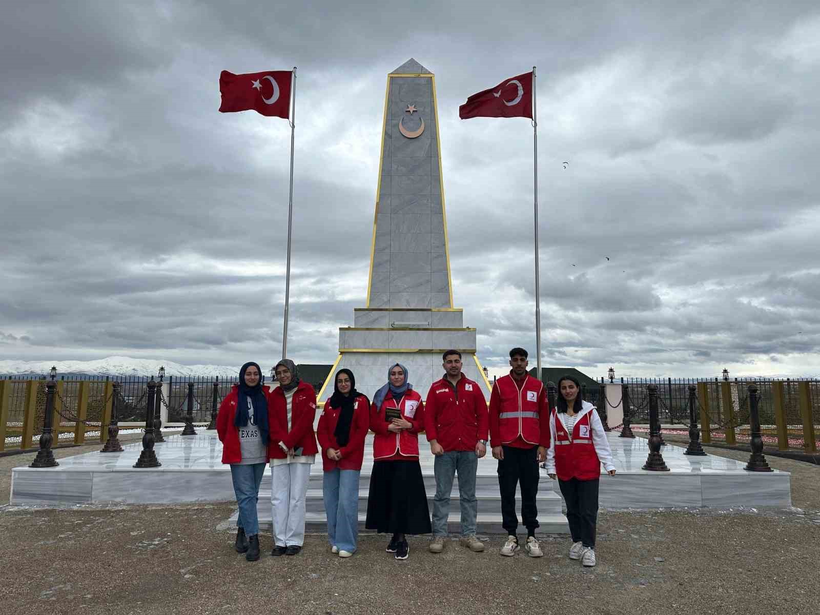 Kızılay gönüllülerinden şehitliğe ziyaret