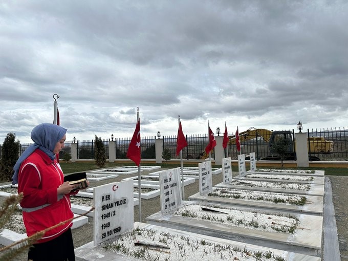 Kızılay gönüllülerinden şehitliğe ziyaret