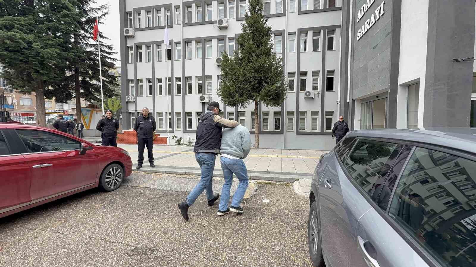 Binlerce uyuşturucu ele ge&ccedil;irildi, operasyonda 20 kişi g&ouml;zaltına alındı
