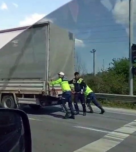 Jandarma arızalanan kamyoneti iterek sürücüye yardım etti