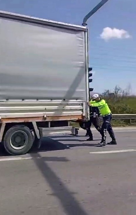 Jandarma arızalanan kamyoneti iterek s&uuml;r&uuml;c&uuml;ye yardım etti
