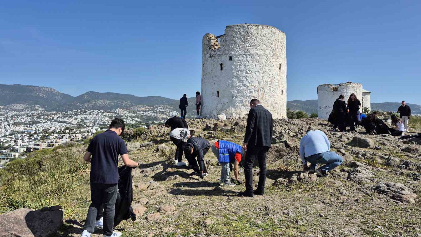 Turizm Haftası&rsquo;nı temizlik yaparak kutladılar
