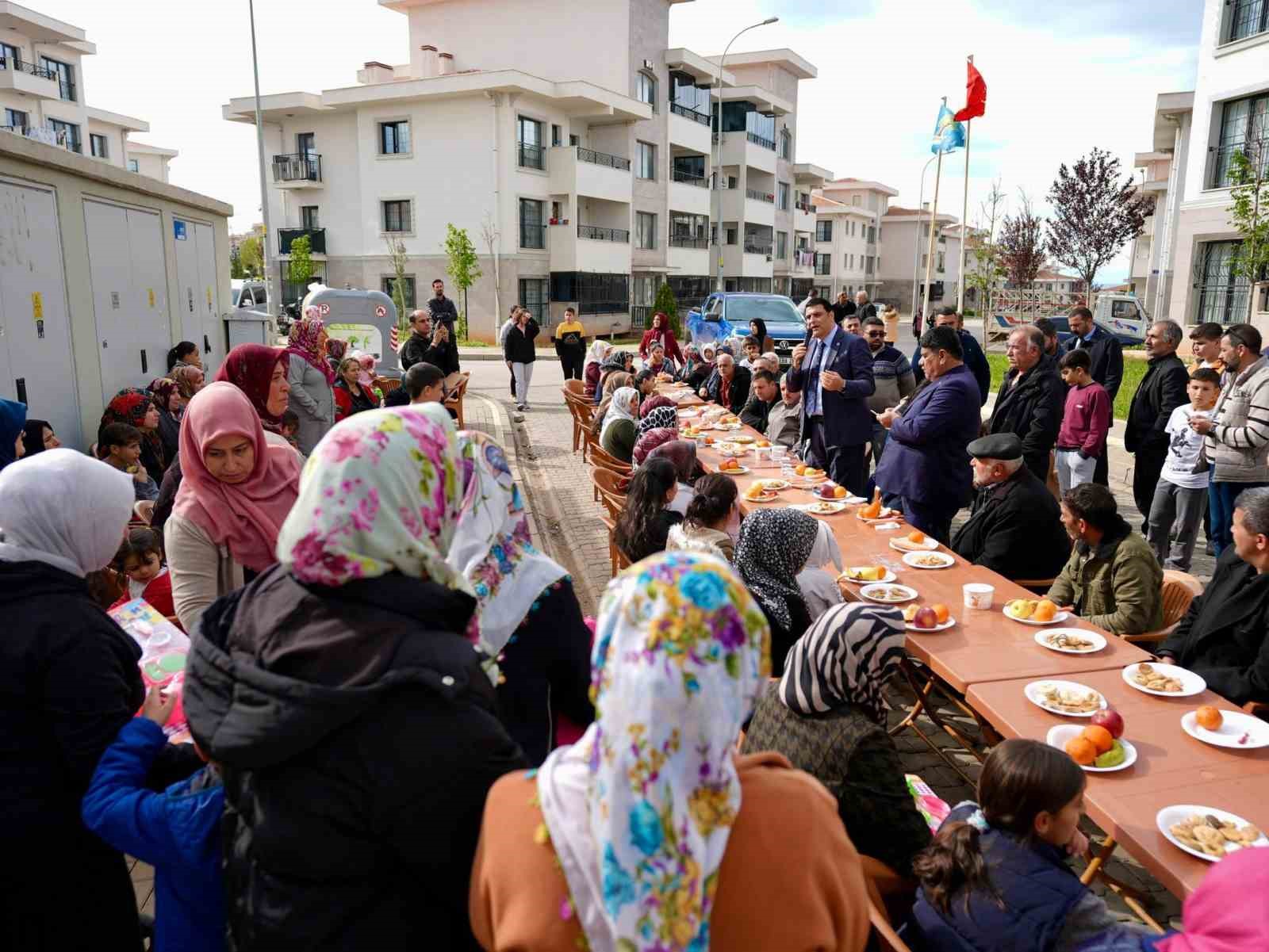 Yılmaz, vatandaşlarla bir araya geldi
