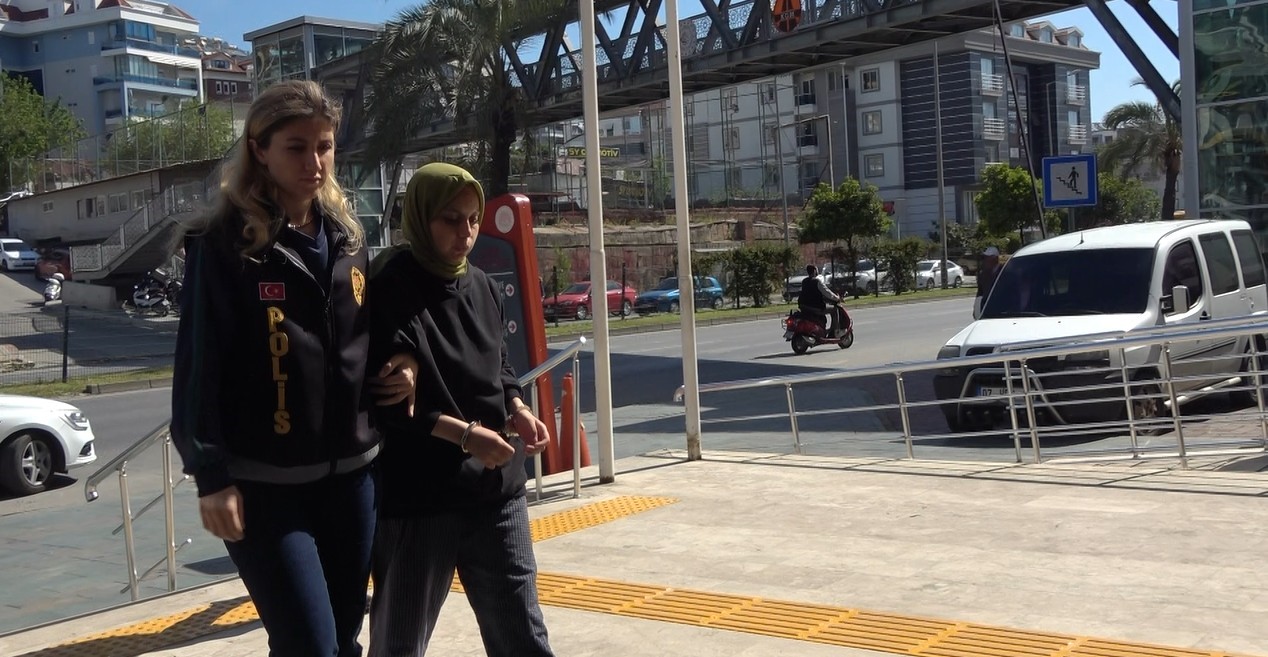 Antalya’da akıl almaz olay: 36 günlük bebeğini pencereden attı