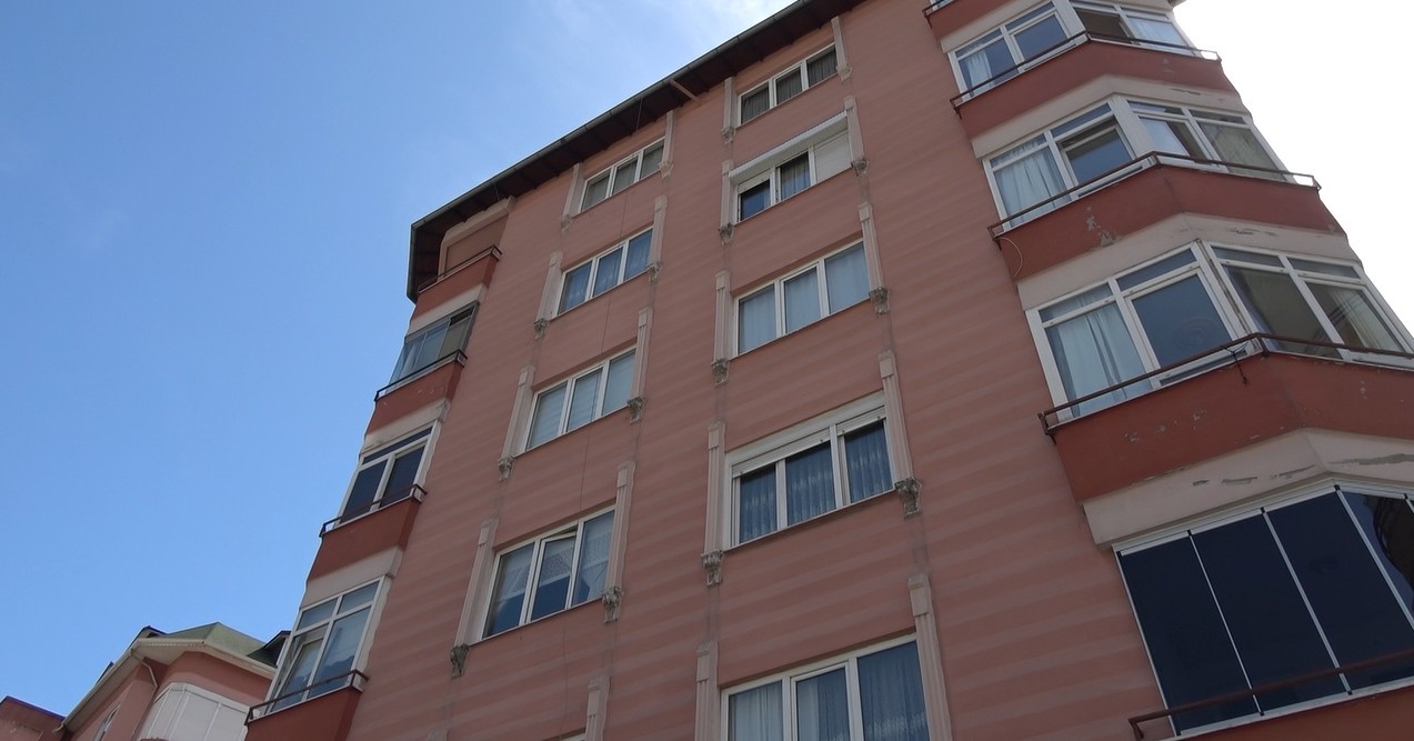 Antalya&rsquo;da akıl almaz olay: 36 g&uuml;nl&uuml;k bebeğini pencereden attı

