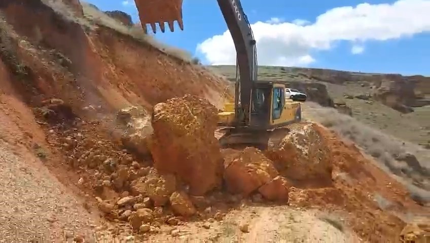 Elazığ’ın köy yollarında kaya düşmelerine karşı çalışma başlatıldı
