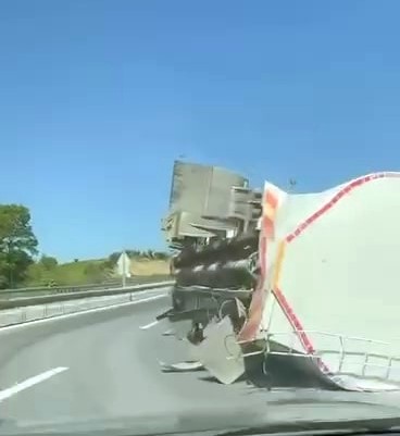 D020’de yem yüklü silobas devrildi: Yemler yola savruldu