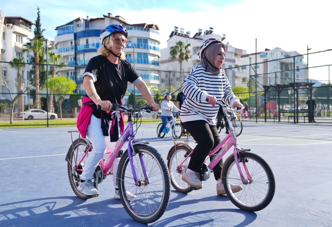 Antalya’da 50 yaşında bisiklet sürmeyi öğreniyorlar
