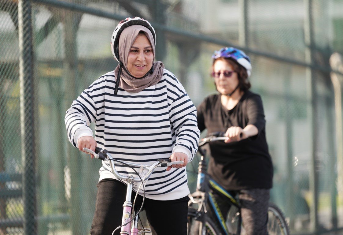 Antalya&rsquo;da 50 yaşında bisiklet s&uuml;rmeyi &ouml;ğreniyorlar
