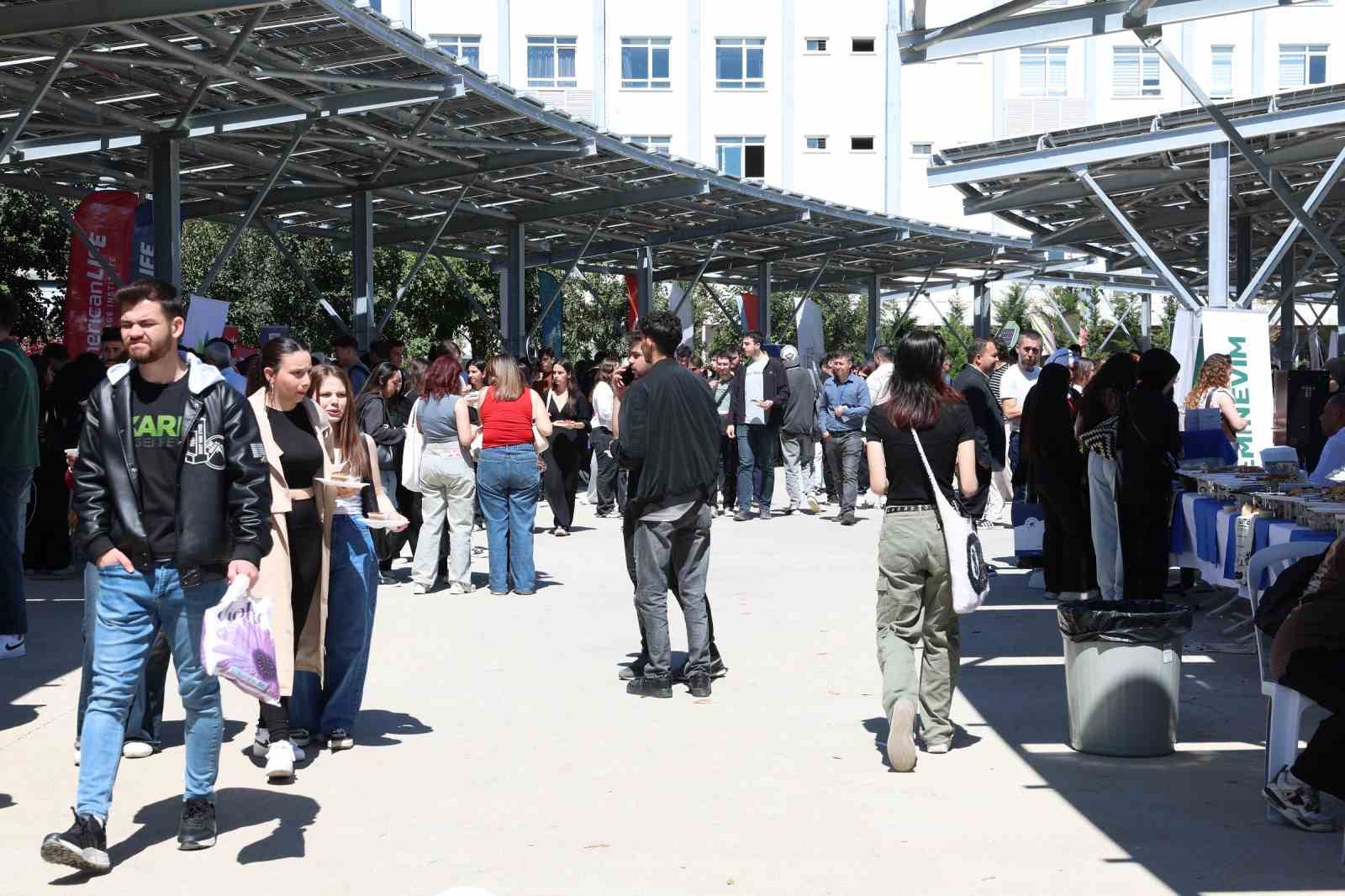 ALKÜ öğrencileri, kariyer fırsatında buluştu
