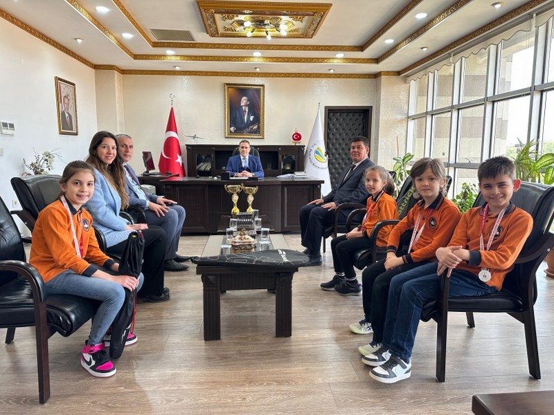 Kaymakam Memiş, tenis  şampiyonlarını &ouml;d&uuml;llendirdi
