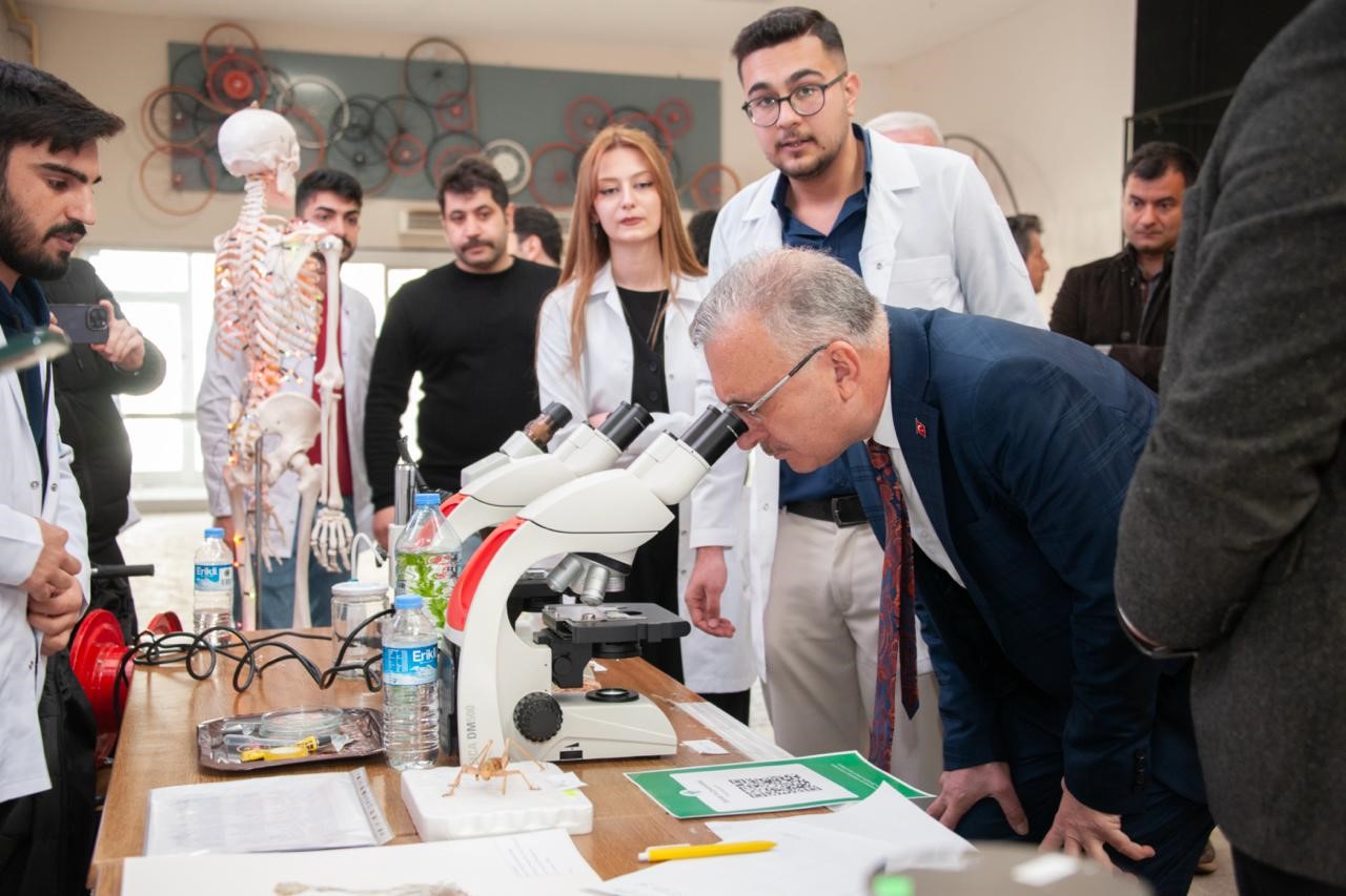 Rekt&ouml;r Levent, 16 Nisan D&uuml;nya Biyologlar G&uuml;n&uuml; etkinliğine katıldı
