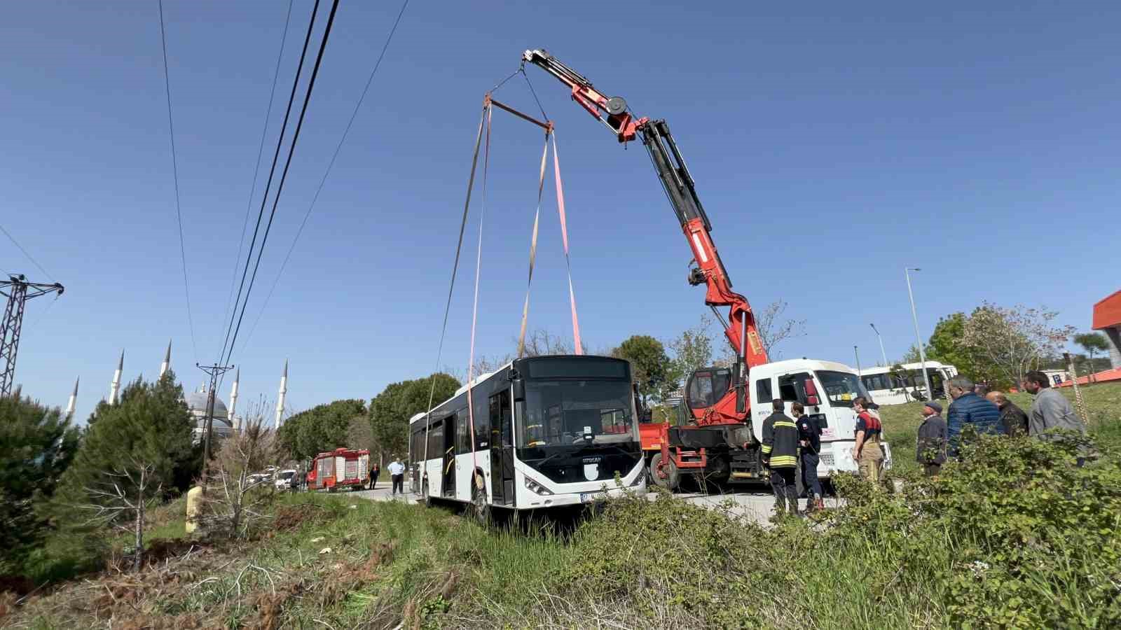 Çanakkale’de yoldan çıkan otobüste şoför mahsur kaldı