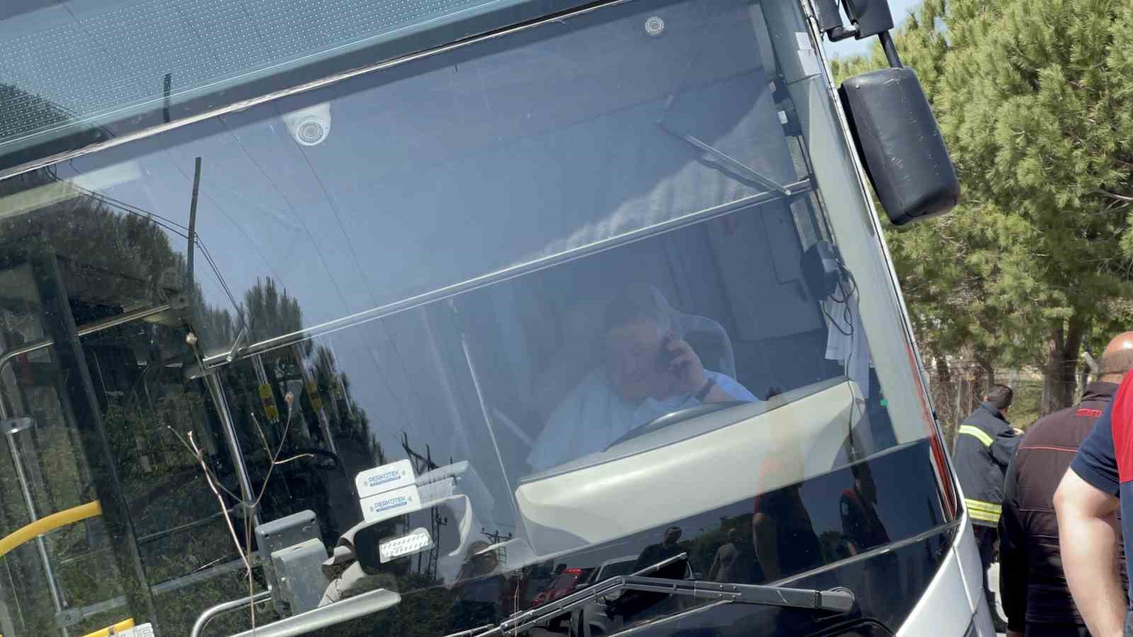 &Ccedil;anakkale&rsquo;de yoldan &ccedil;ıkan otob&uuml;ste şof&ouml;r mahsur kaldı
