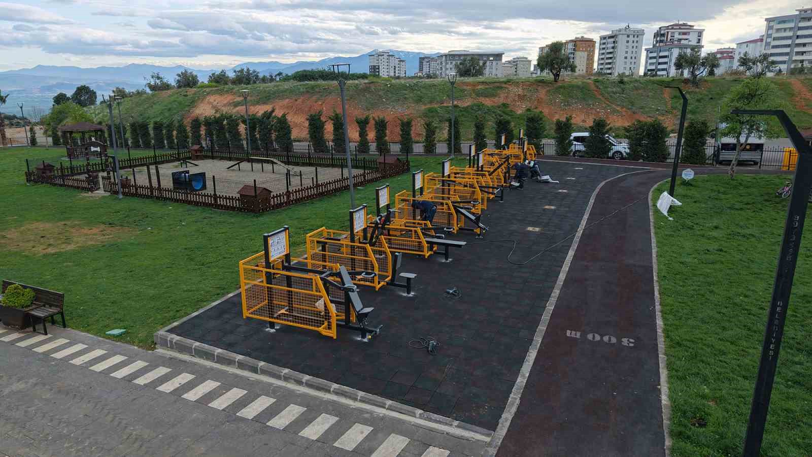 Kahramanmaraş’ta yeşil alanlara spor ekipmanları yerleştirildi