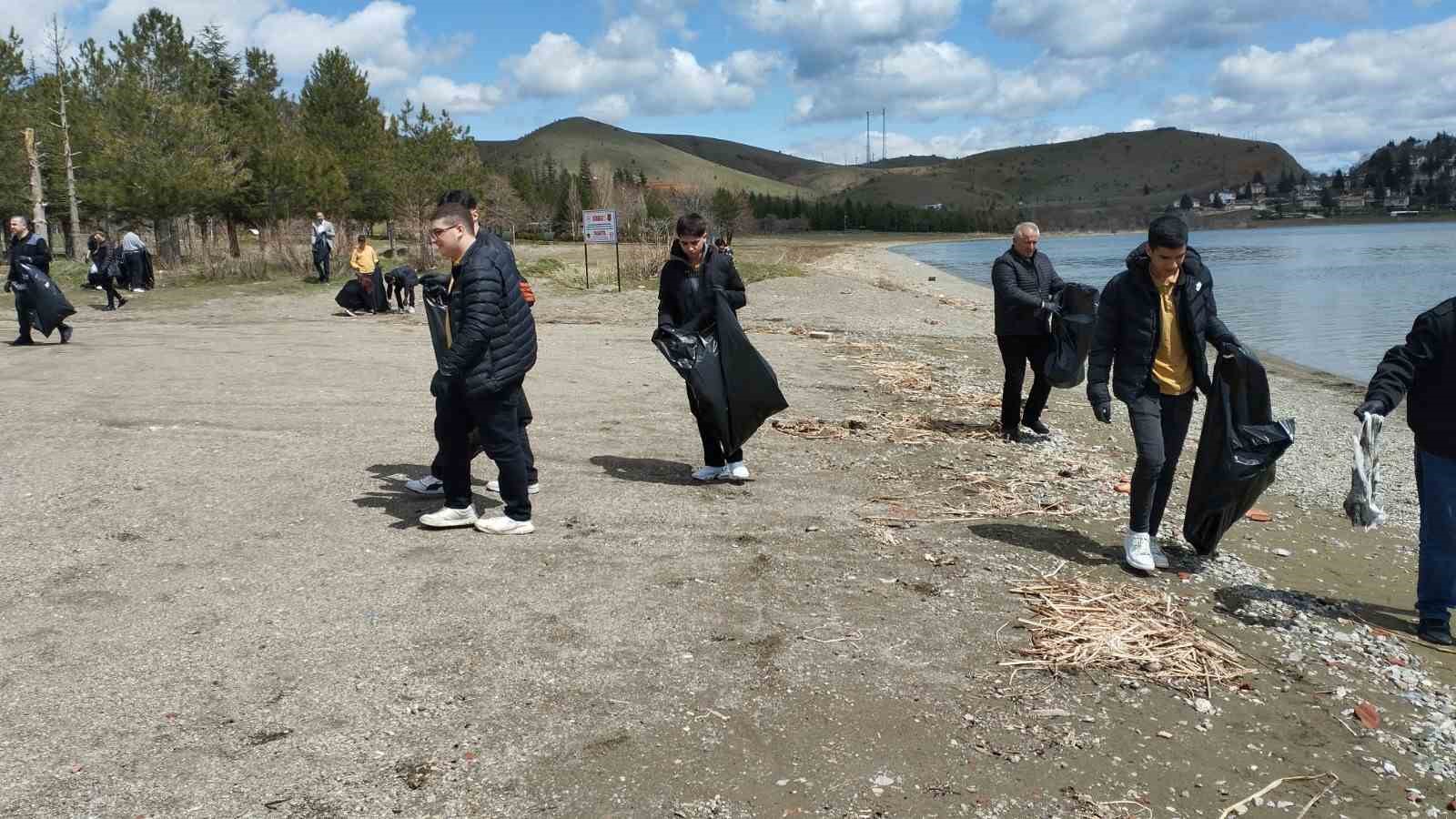 Elazığ Hazar Gölü çevresinde temizlik yapıldı