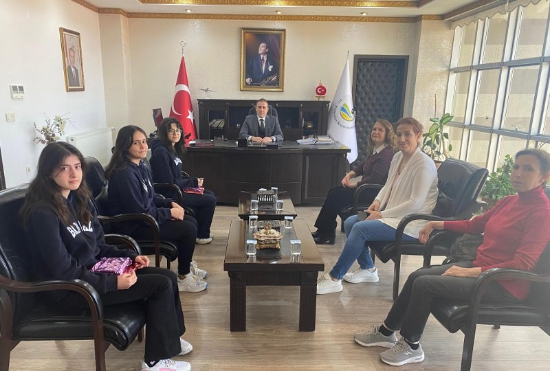 Burhaniye de Kaymakam Memiş, dereceye giren öğrencileri ödüllendirdi