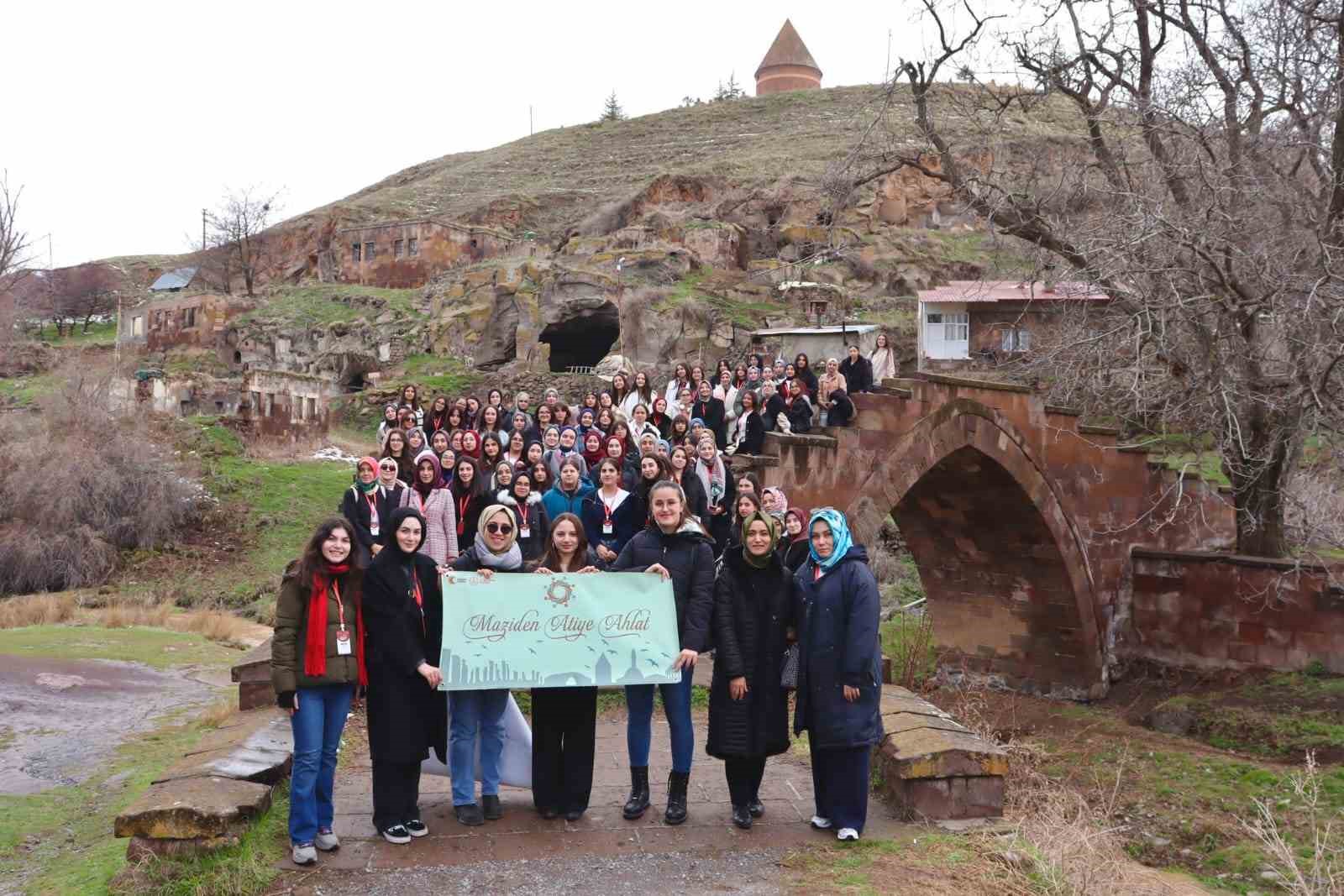 İstanbul&rsquo;dan gelen &ouml;ğrenciler Ahlat&rsquo;ın tarihi mekanlarını gezdi
