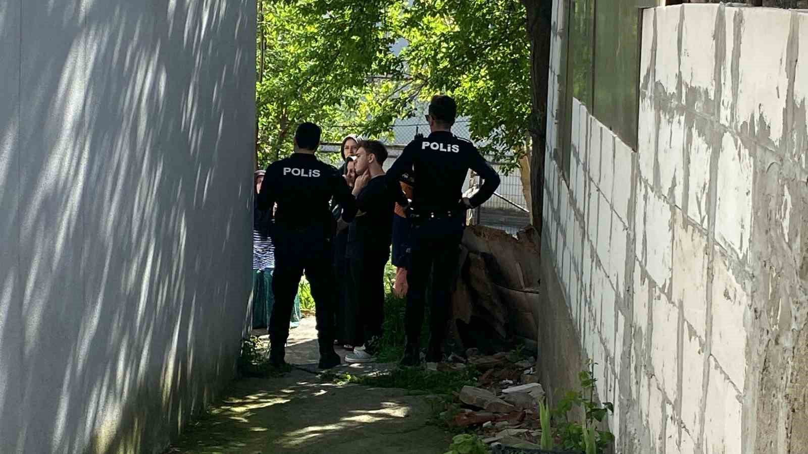 Pencere kenarında yoğurt yiyen çocuk 3 kattan düşerek ağır yaralandı