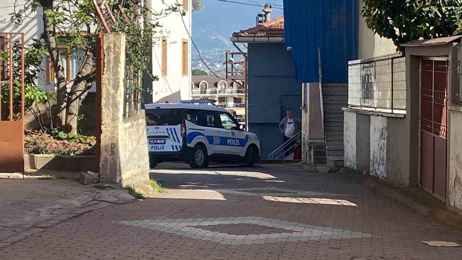 Pencere kenarında yoğurt yiyen çocuk 3 kattan düşerek ağır yaralandı
