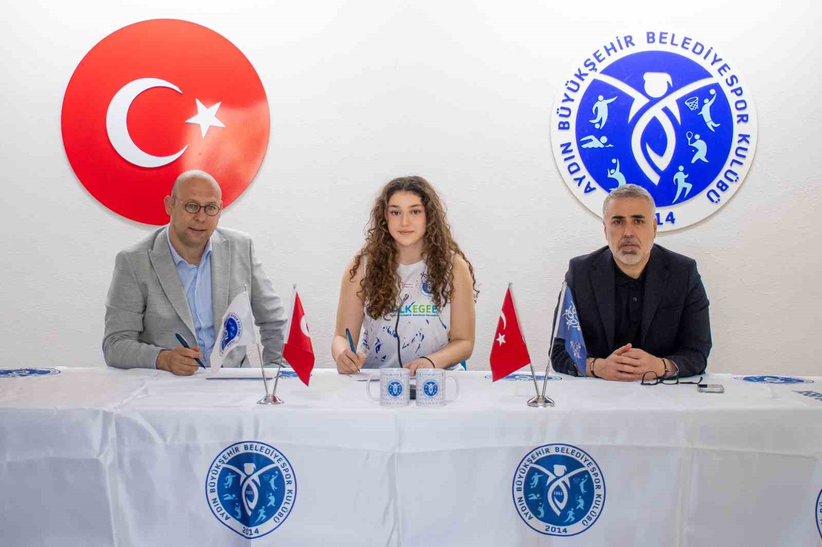 Başarılı voleybolcu 18 yaşına girdiği gün profesyonel sözleşme imzaladı