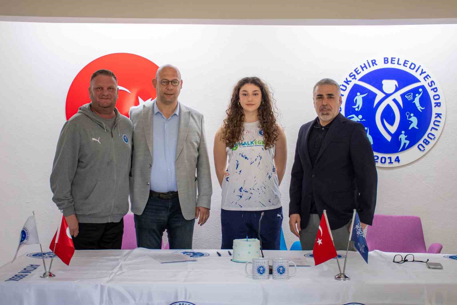 Başarılı voleybolcu 18 yaşına girdiği g&uuml;n profesyonel s&ouml;zleşme imzaladı
