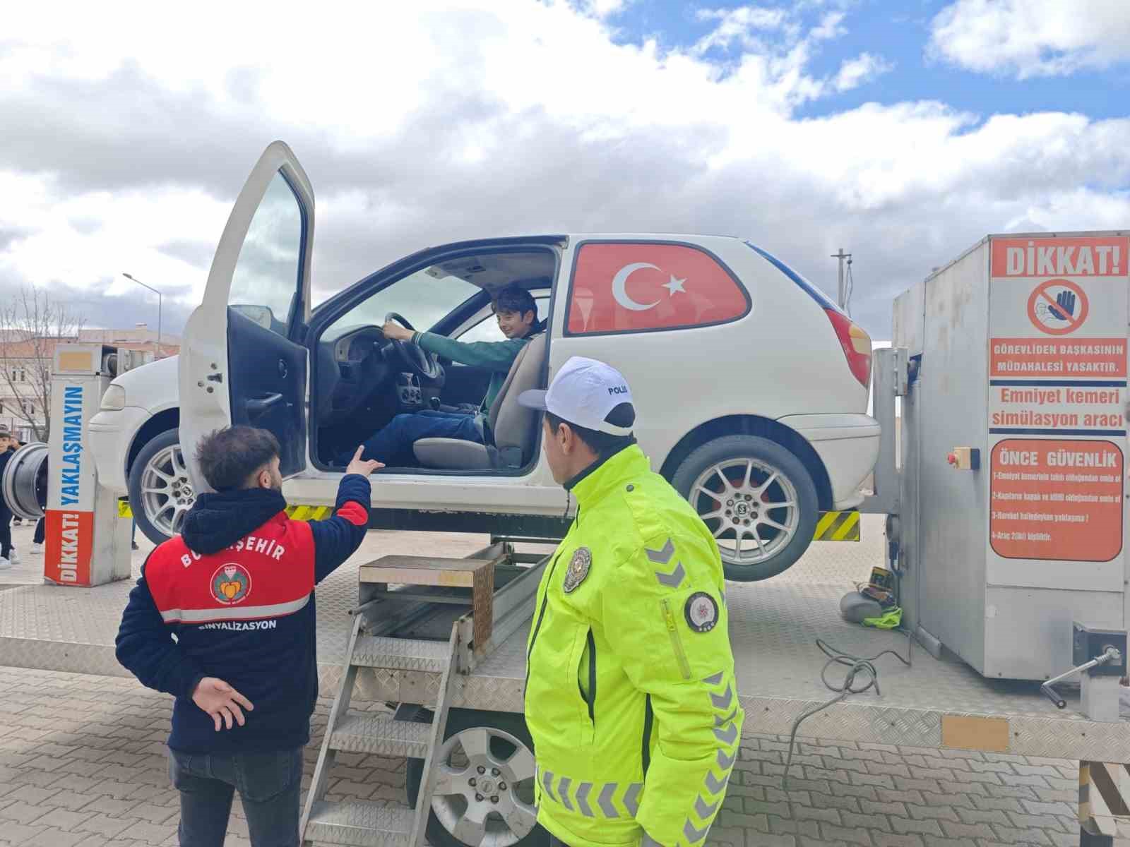 Malatya’da öğrencilere simülasyonla emniyet kemeri farkındalığı
