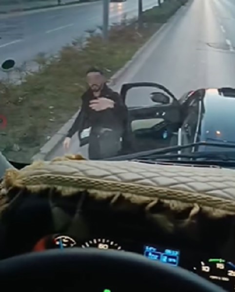 Arkasındaki aracı yumruklamıştı, ehliyetinden oldu