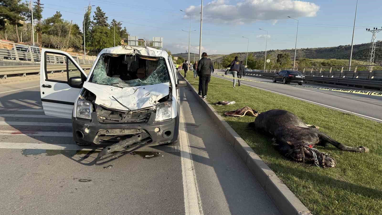 Gaziantep’te yola fırlayan ata sivil polis otosu çarptı: 2 polis yaralandı
