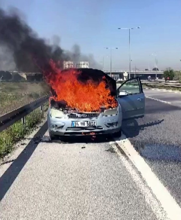 D100’de yanan otomobilini çaresizce izledi: Diğer sürücüler yardımına koştu