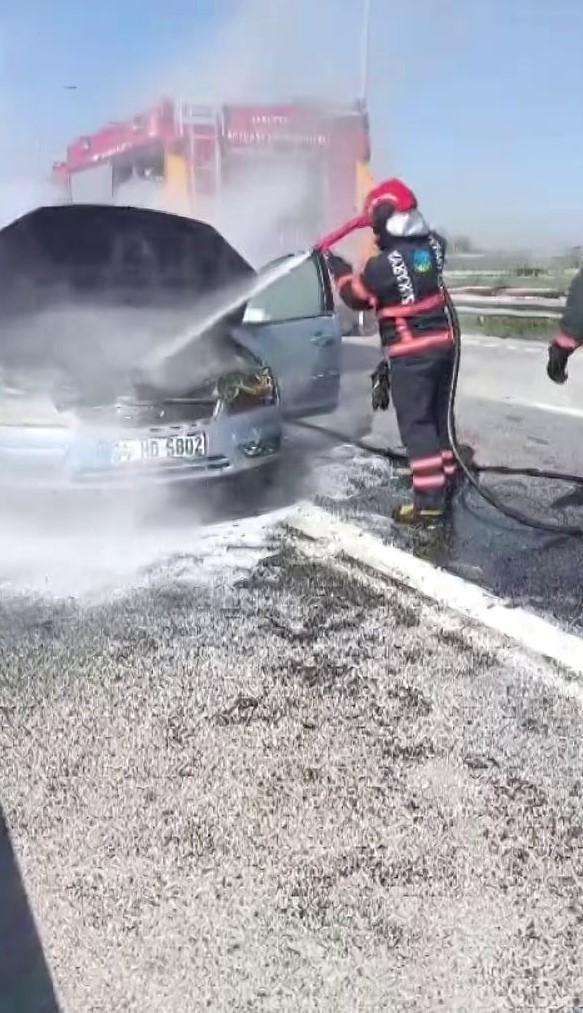 D100’de yanan otomobilini çaresizce izledi: Diğer sürücüler yardımına koştu