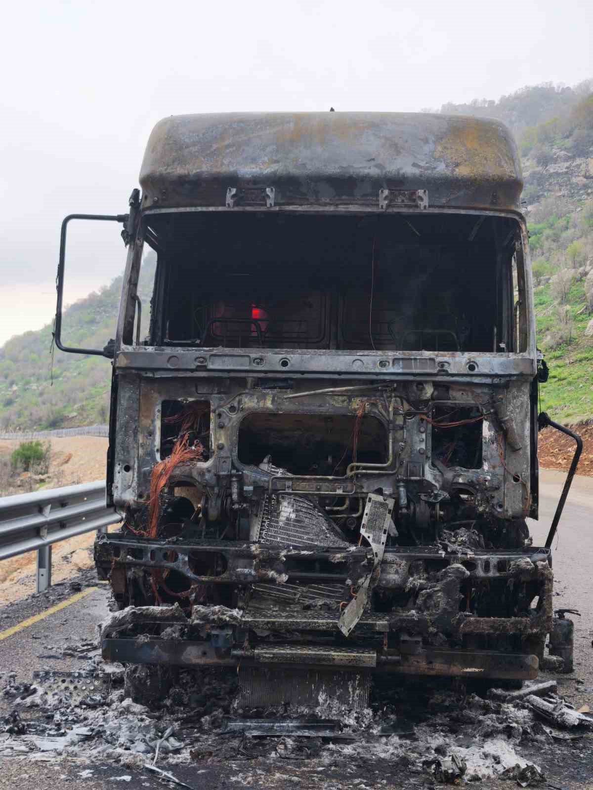 Şırnak&rsquo;ta faciadan d&ouml;n&uuml;ld&uuml;: Seyir halindeki akaryakıt tankeri alevlere teslim oldu
