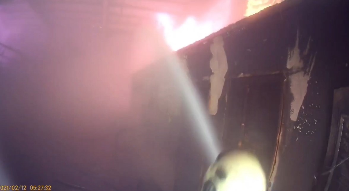 Diyarbakır’da fabrika deposundaki yangını söndürme anları kask kamerasına yansıdı