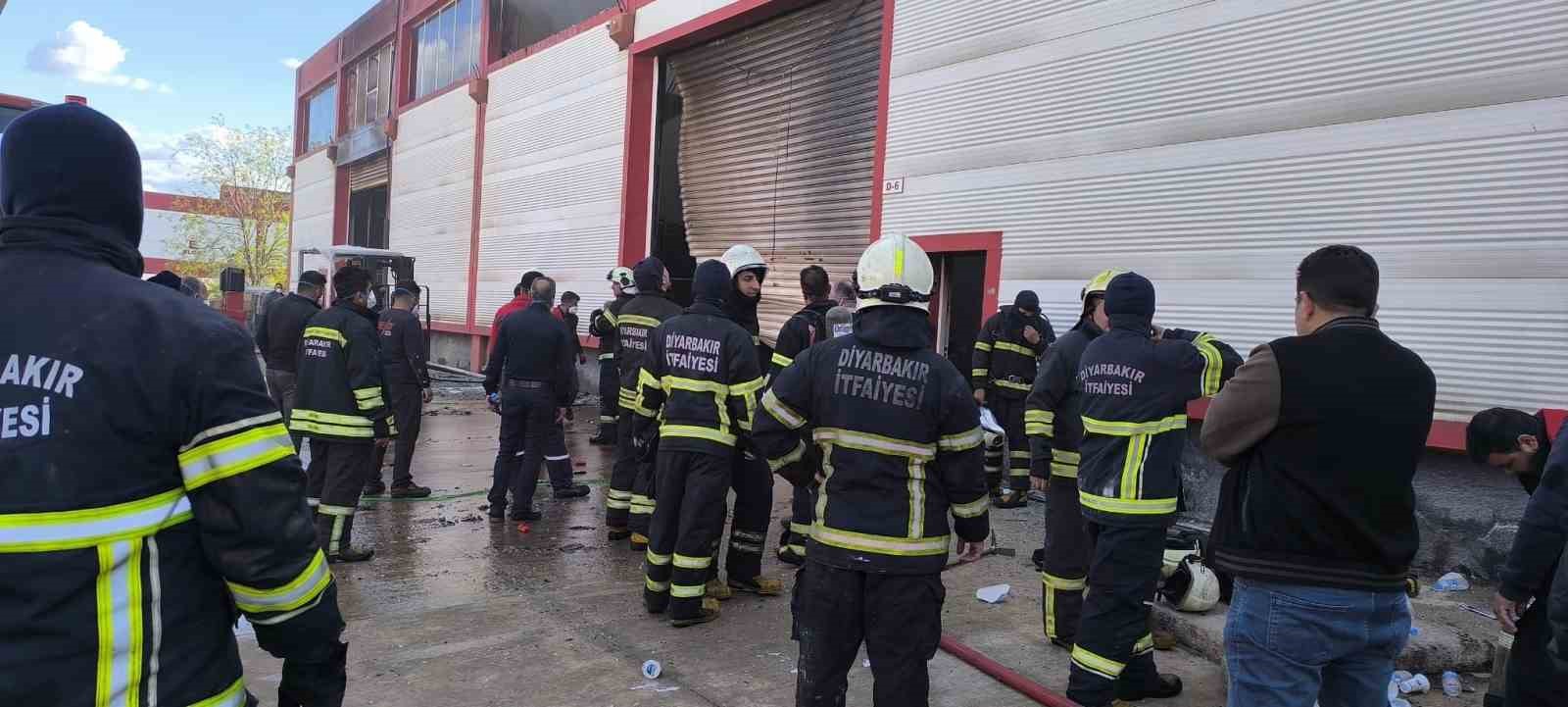 Diyarbakır&rsquo;da fabrika deposundaki yangını s&ouml;nd&uuml;rme anları kask kamerasına yansıdı
