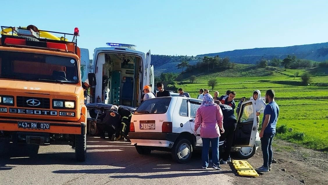 Kütahya Domaniç-Tavşanlı karayolunda trafik kazası: 3 yaralı